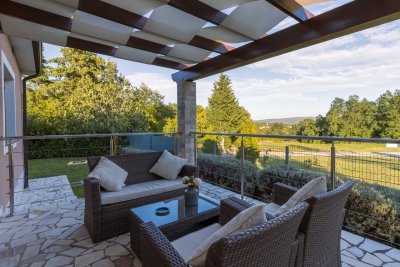 Heerlijk zonnen op een loungeset in de tuin